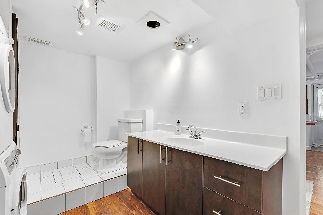 Loft - 645 Rue Crevier, Montréal (Saint-Laurent), QC - Indoor Photo Showing Bathroom