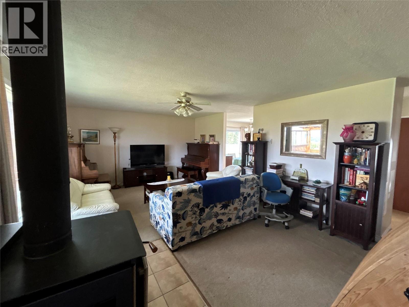 3853 Muzzy Road, Creston, BC - Indoor Photo Showing Living Room