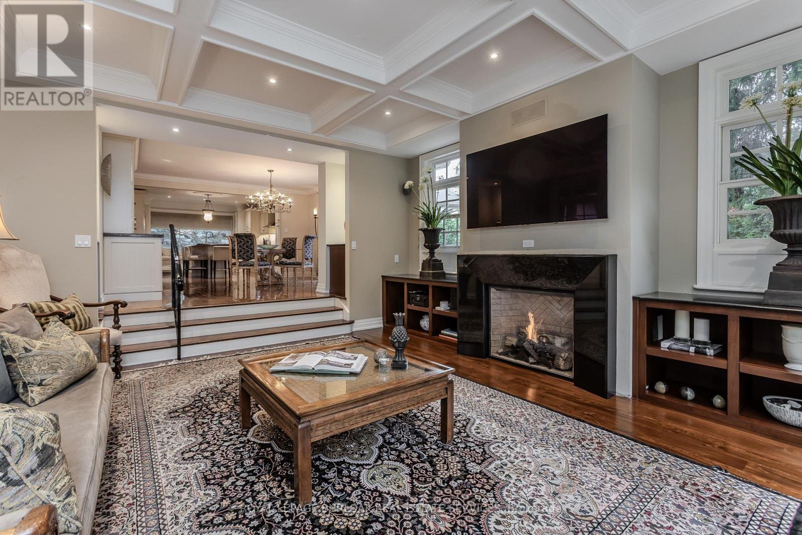 149 North Shore Boulevard E, Burlington, ON - Indoor Photo Showing Living Room With Fireplace