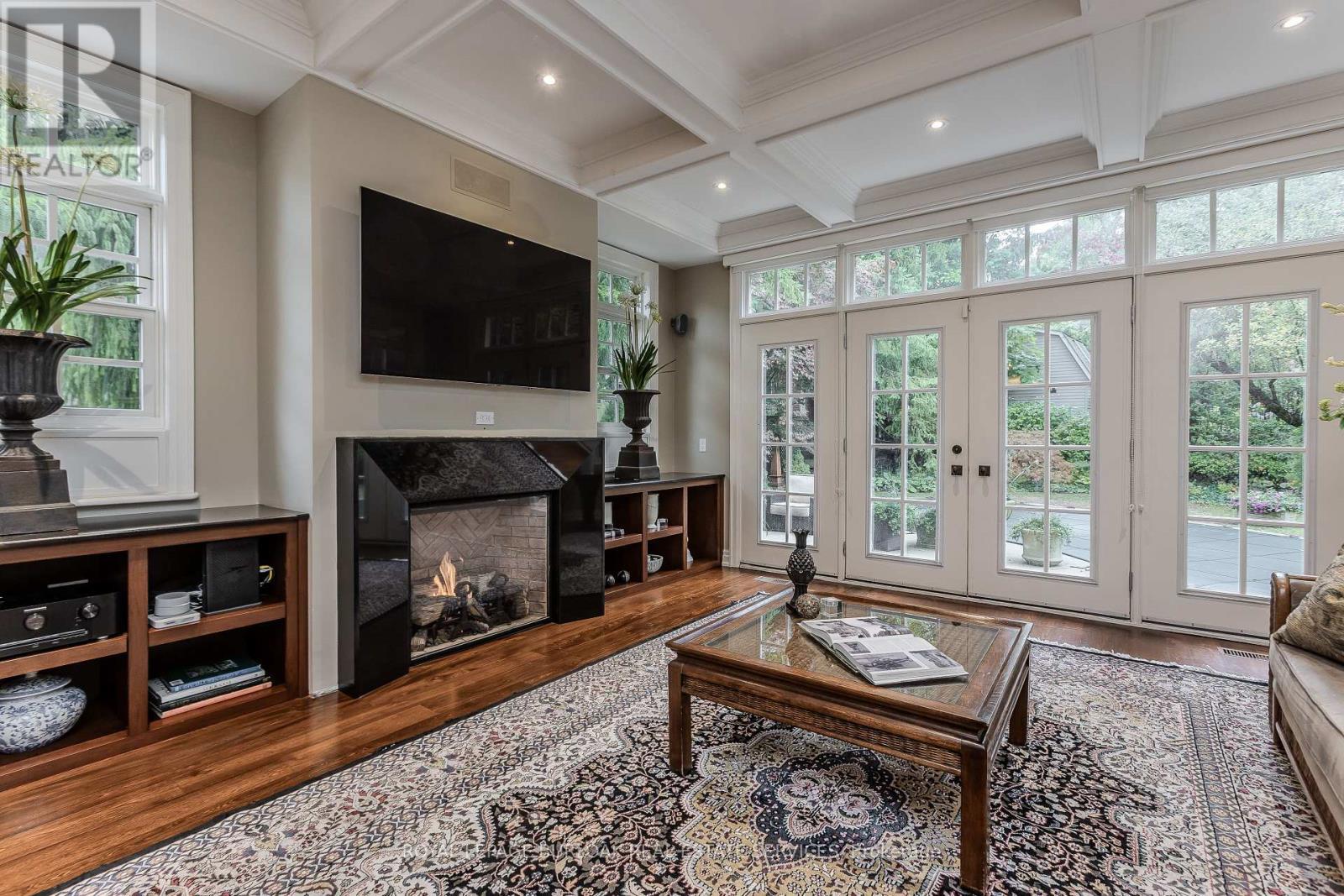 149 North Shore Boulevard E, Burlington, ON - Indoor Photo Showing Living Room With Fireplace