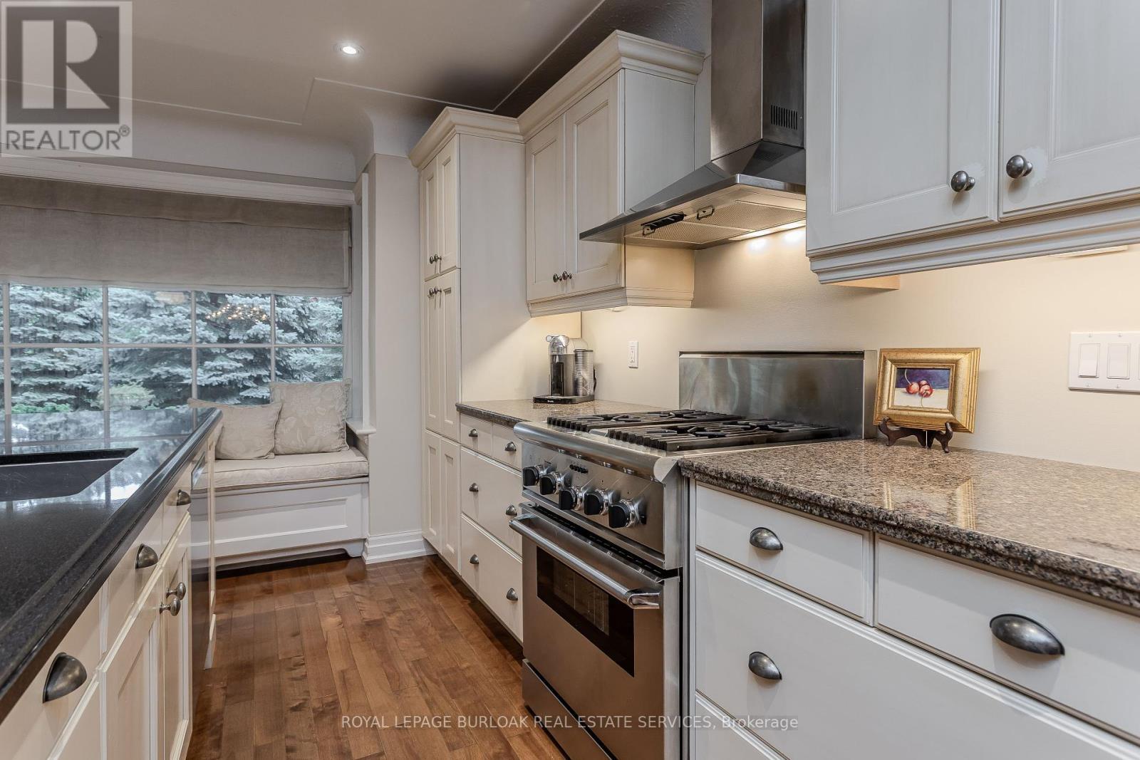149 North Shore Boulevard E, Burlington, ON - Indoor Photo Showing Kitchen With Upgraded Kitchen