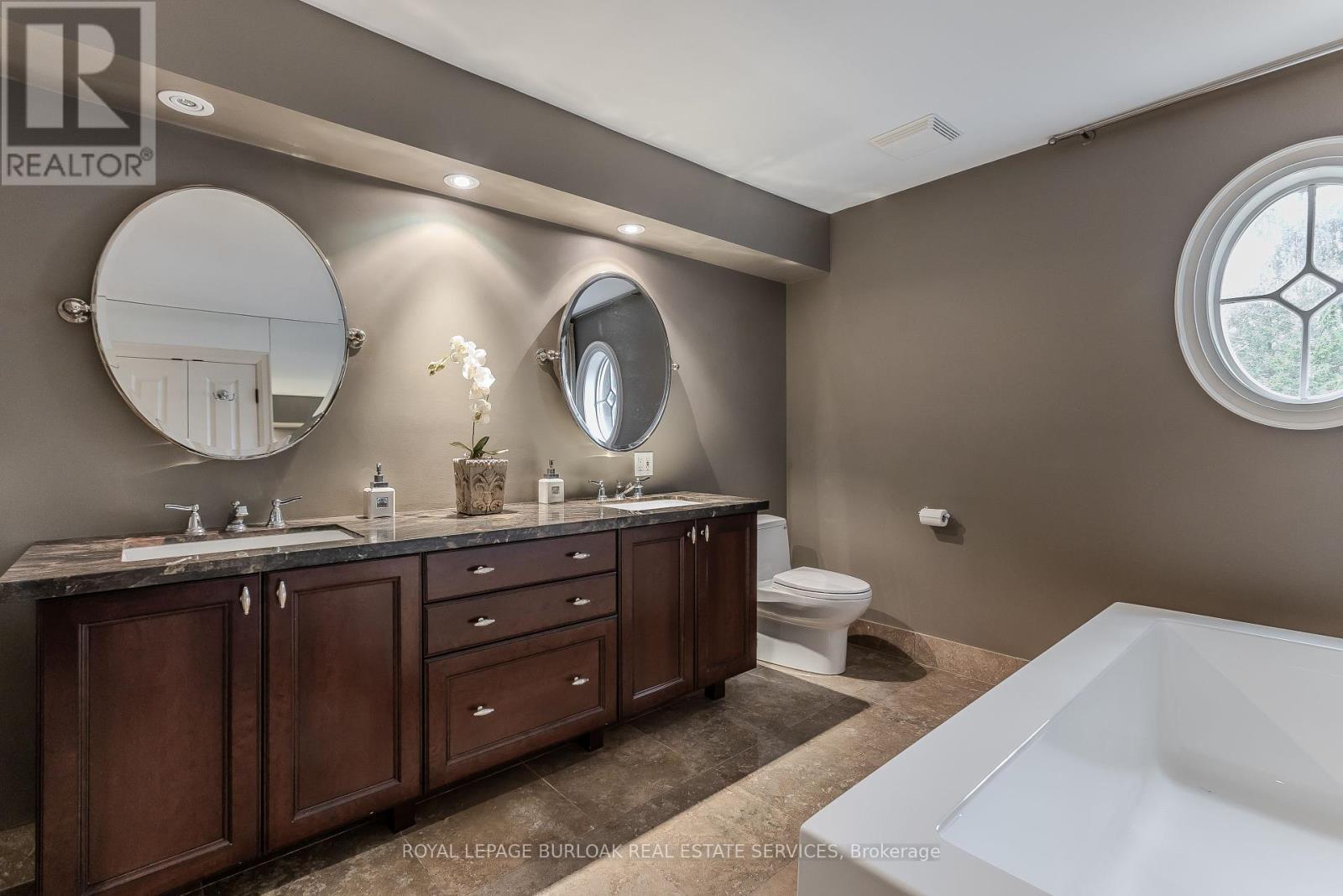 149 North Shore Boulevard E, Burlington, ON - Indoor Photo Showing Bathroom
