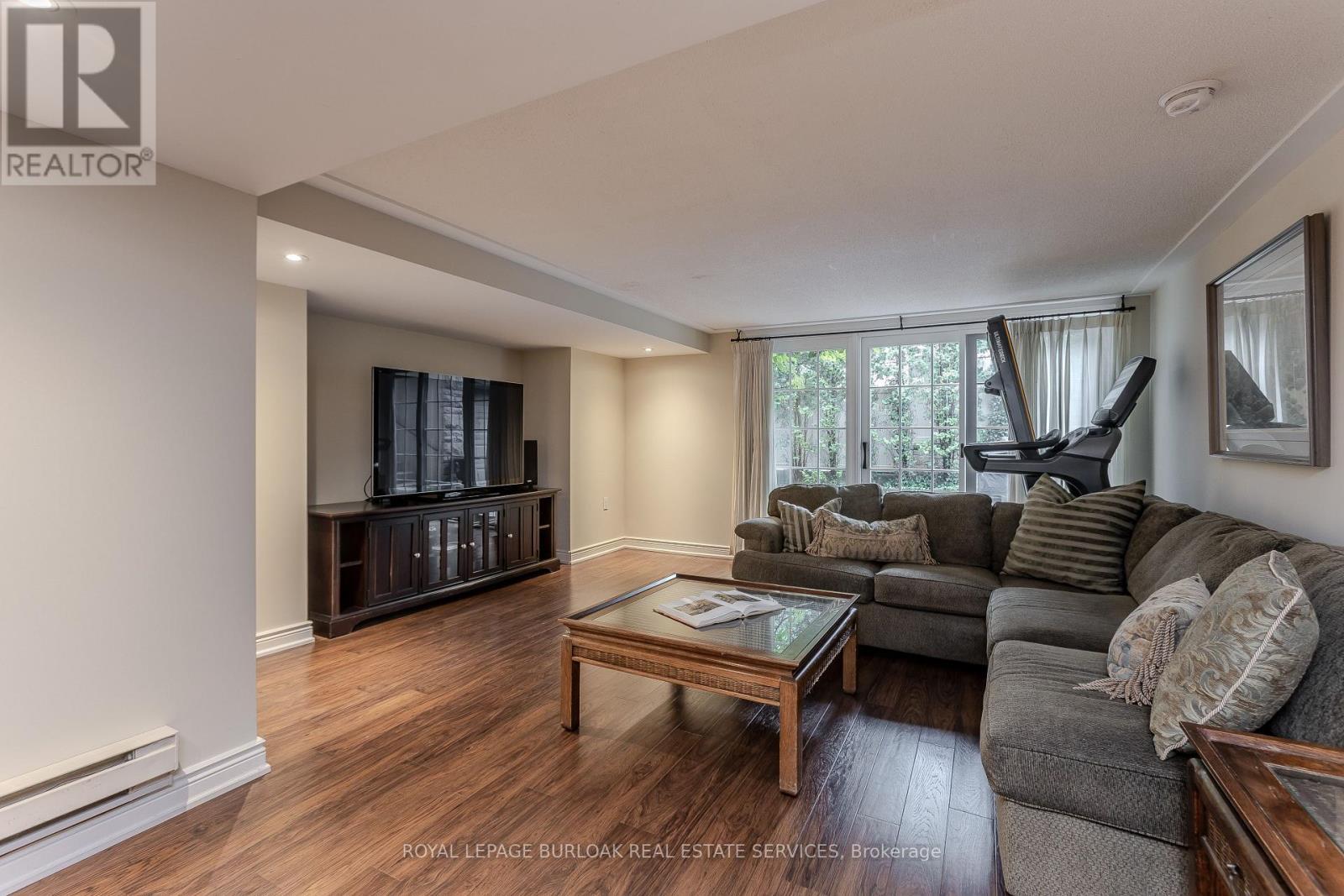 149 North Shore Boulevard E, Burlington, ON - Indoor Photo Showing Living Room