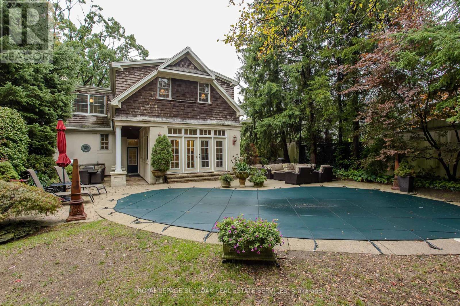 149 North Shore Boulevard E, Burlington, ON - Outdoor With In Ground Pool