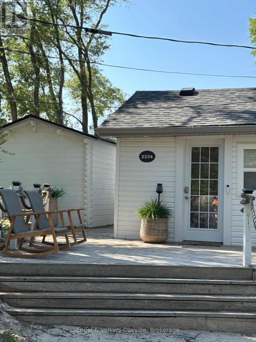 Cottage w/Bunkie - 2234 Tiny Beaches Road S, Tiny, ON - Outdoor