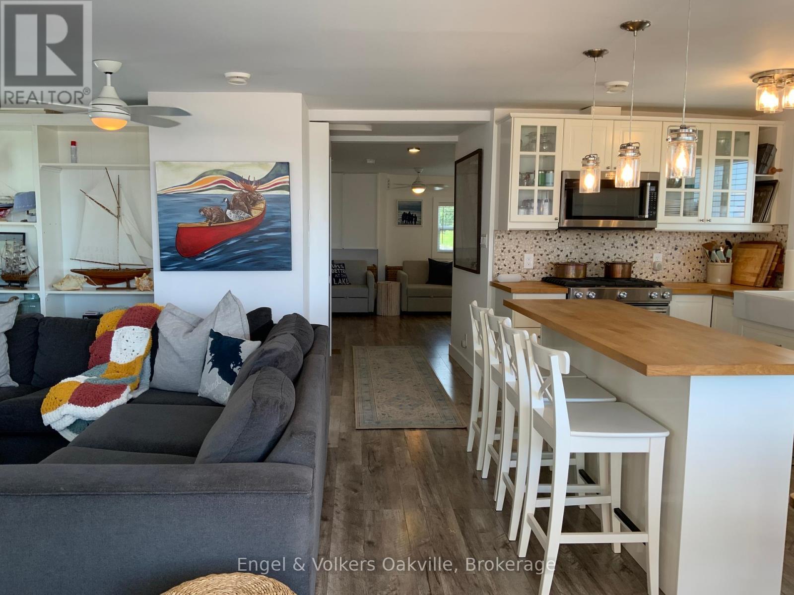 2234 Tiny Beaches Road S, Tiny, ON - Indoor Photo Showing Living Room