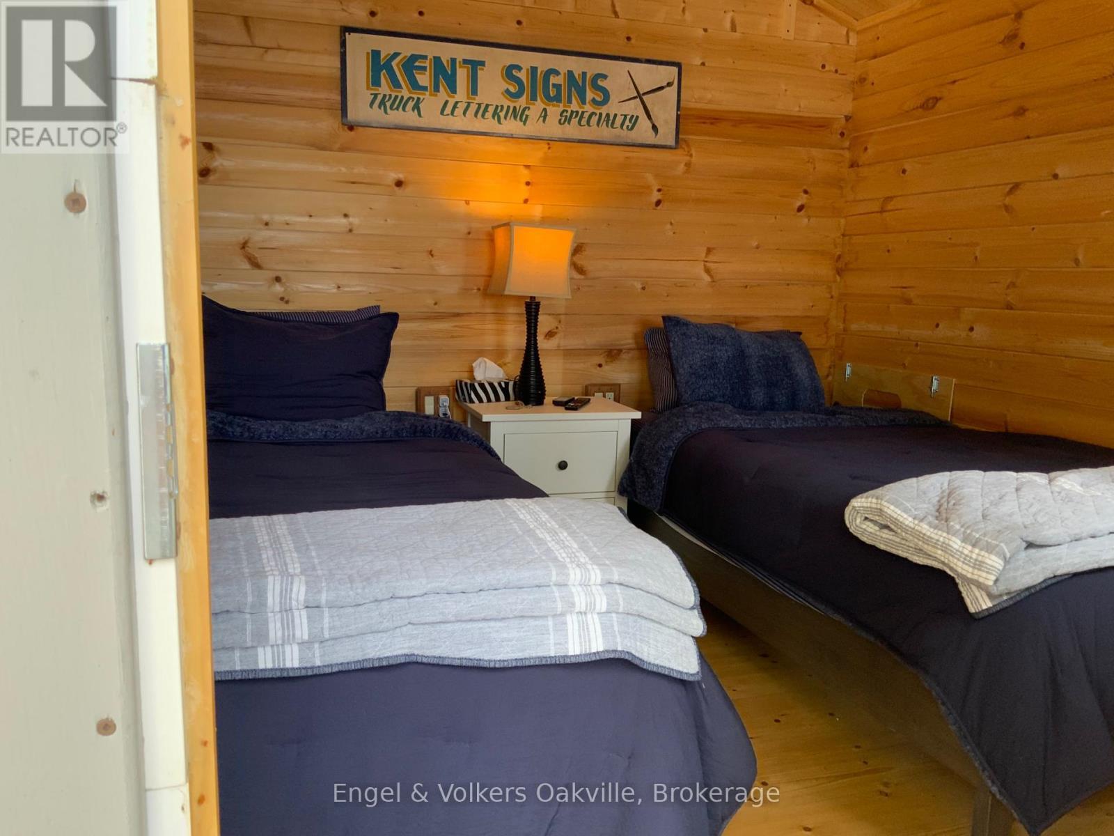 2 beds in Bunkie w/heating & cooling - 2234 Tiny Beaches Road S, Tiny, ON - Indoor Photo Showing Bedroom