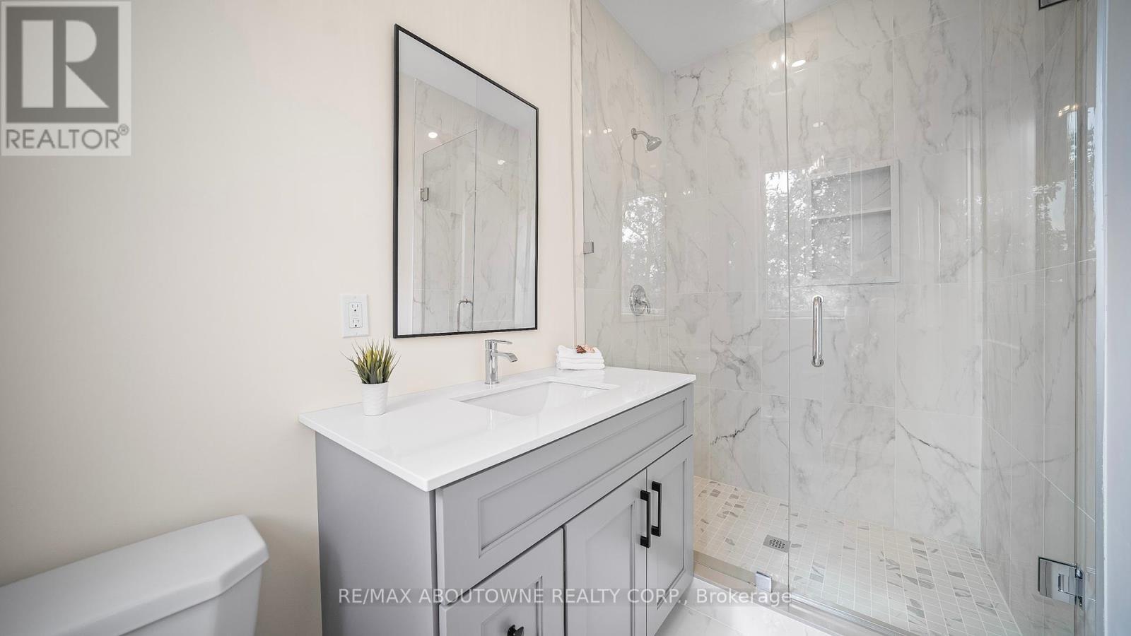 1 West Avenue, Hamilton, ON - Indoor Photo Showing Bathroom