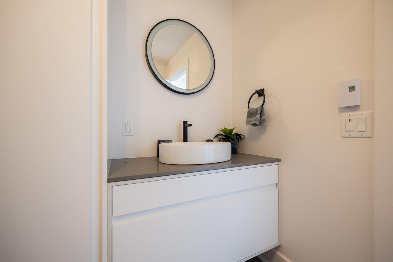 Bathroom - 1603-2835 Av. Du Cosmodôme, Laval (Chomedey), QC - Indoor Photo Showing Bathroom
