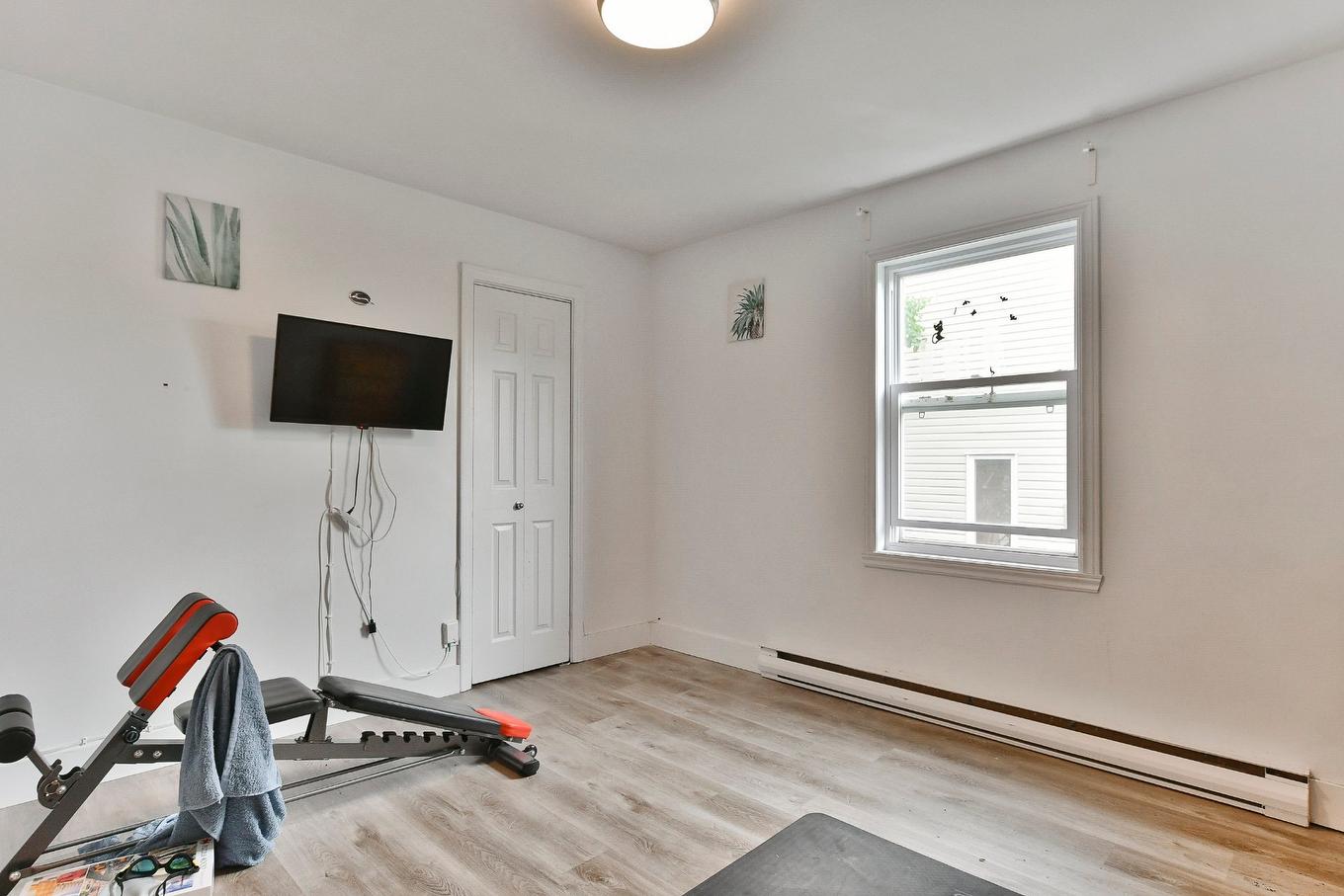 Salon - 231 - 235 Rue Vaillancourt, Saint-Jérôme, QC - Indoor