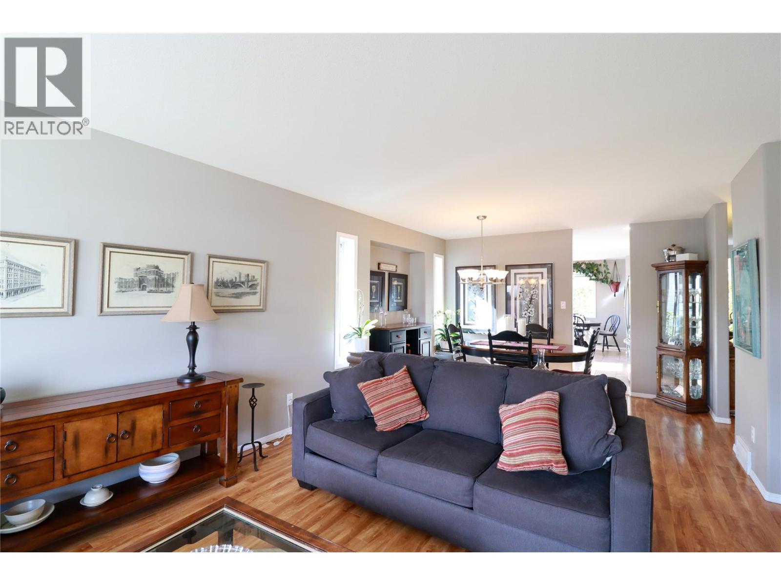 531 Red Wing Drive, Penticton, BC - Indoor Photo Showing Living Room