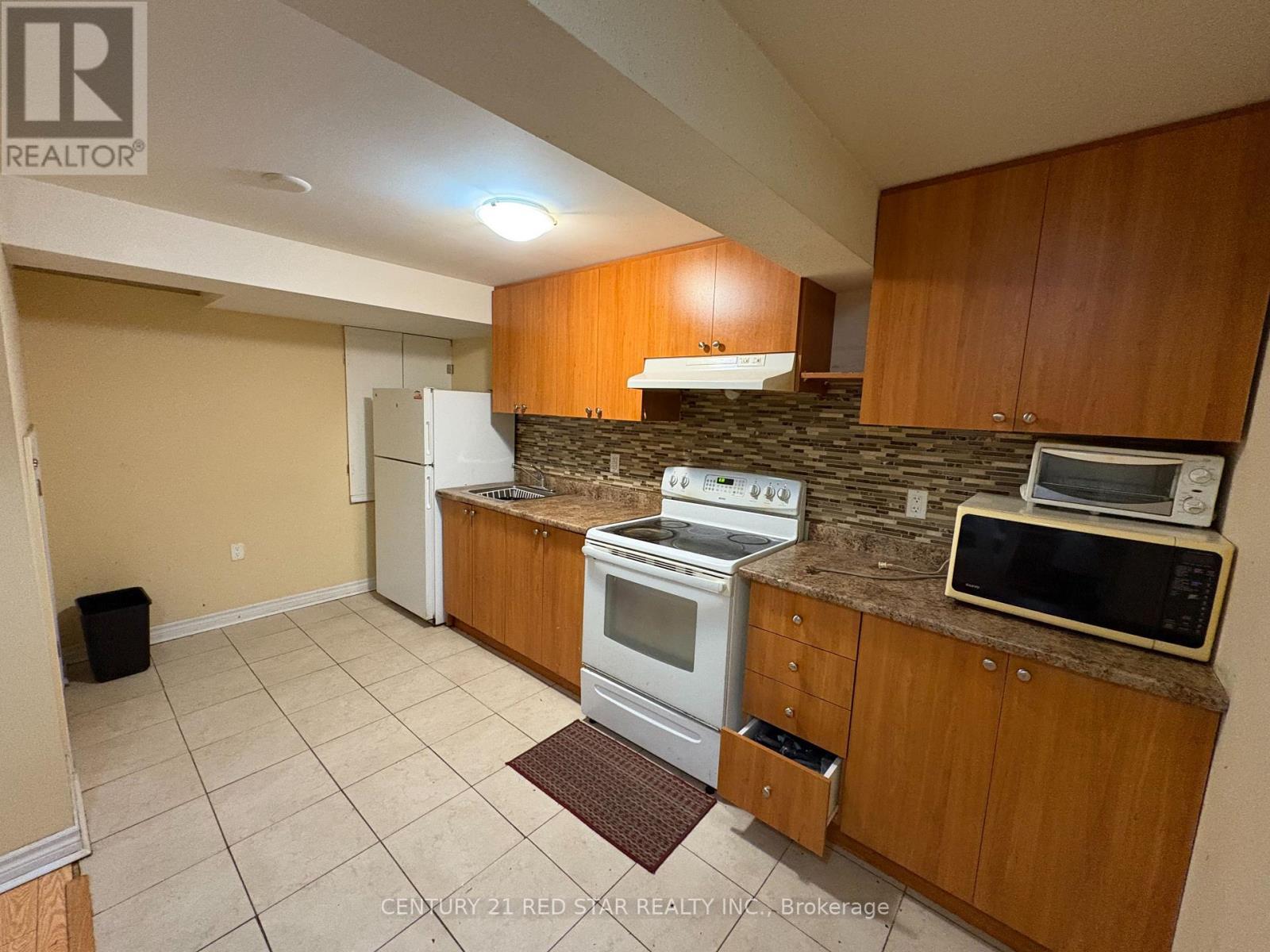28 Junction Crescent, Brampton, ON - Indoor Photo Showing Kitchen
