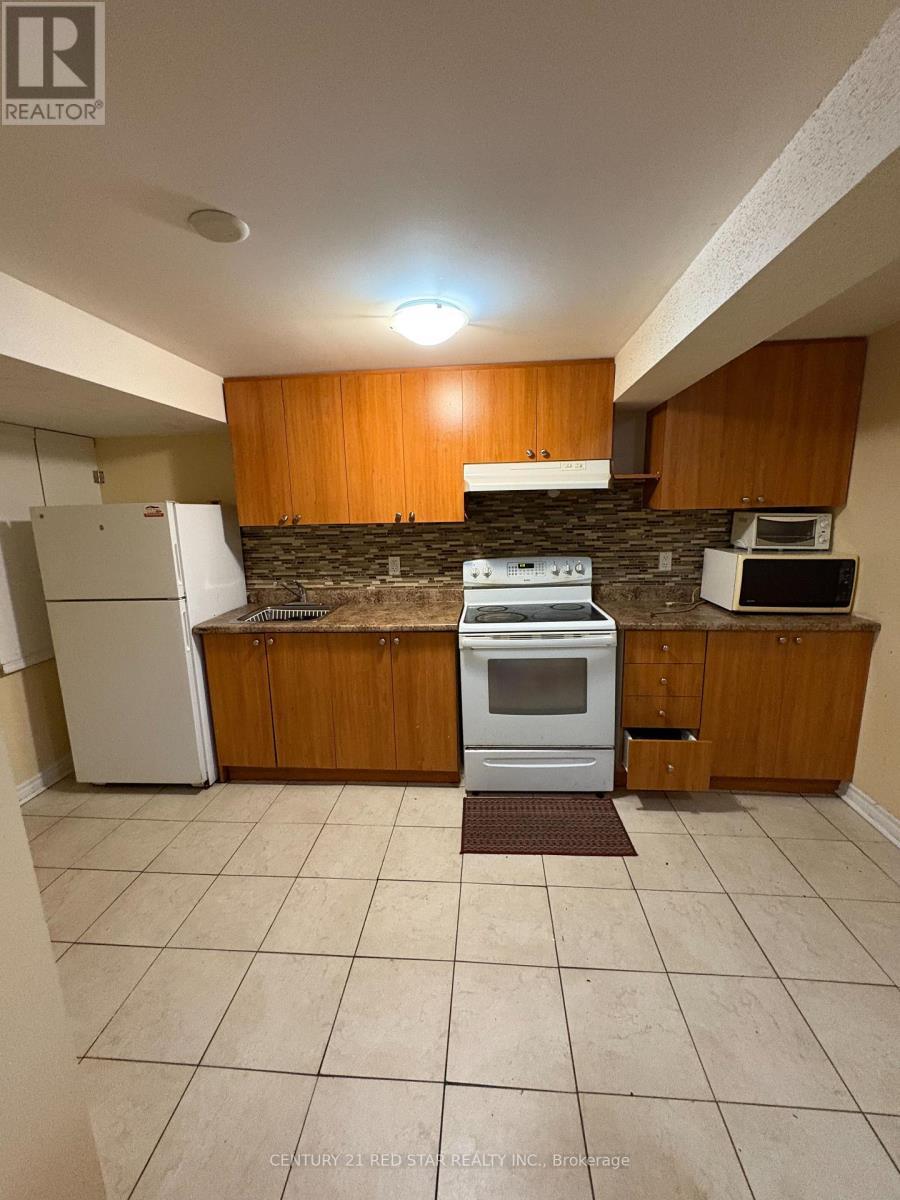 28 Junction Crescent, Brampton, ON - Indoor Photo Showing Kitchen