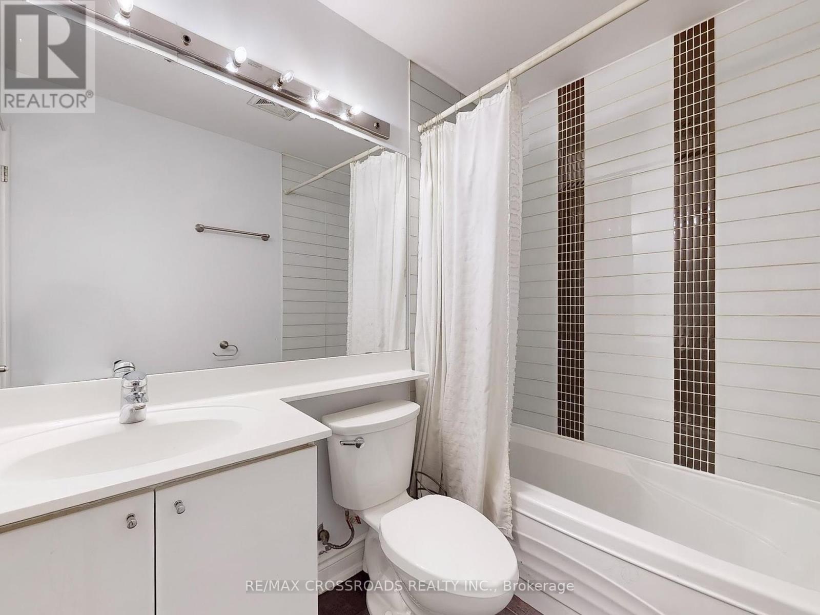 103 - 760 Sheppard Avenue W, Toronto, ON - Indoor Photo Showing Bathroom