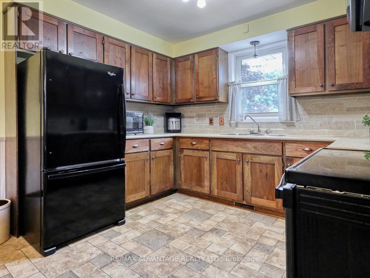 8 East Williams Street, North Middlesex (Nairn), ON - Indoor Photo Showing Kitchen