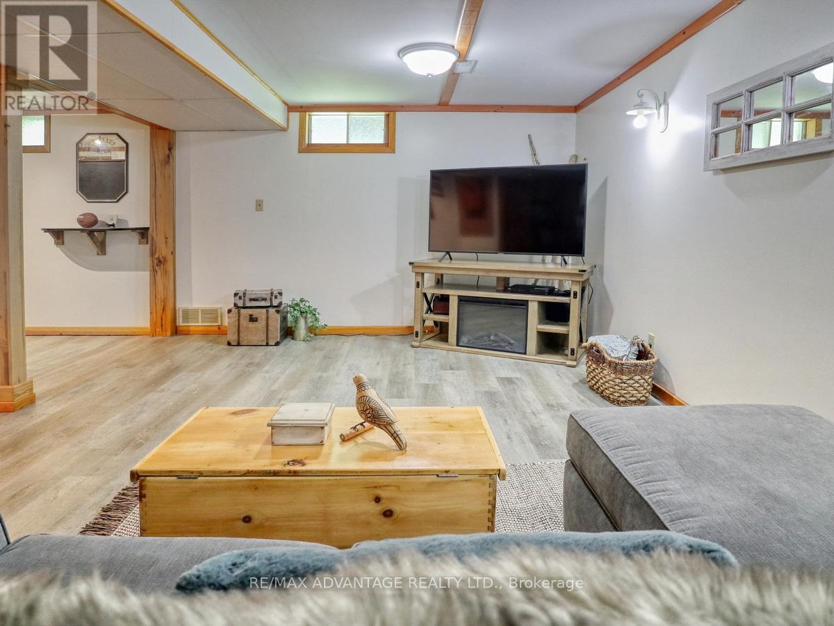 8 East Williams Street, North Middlesex (Nairn), ON - Indoor Photo Showing Other Room