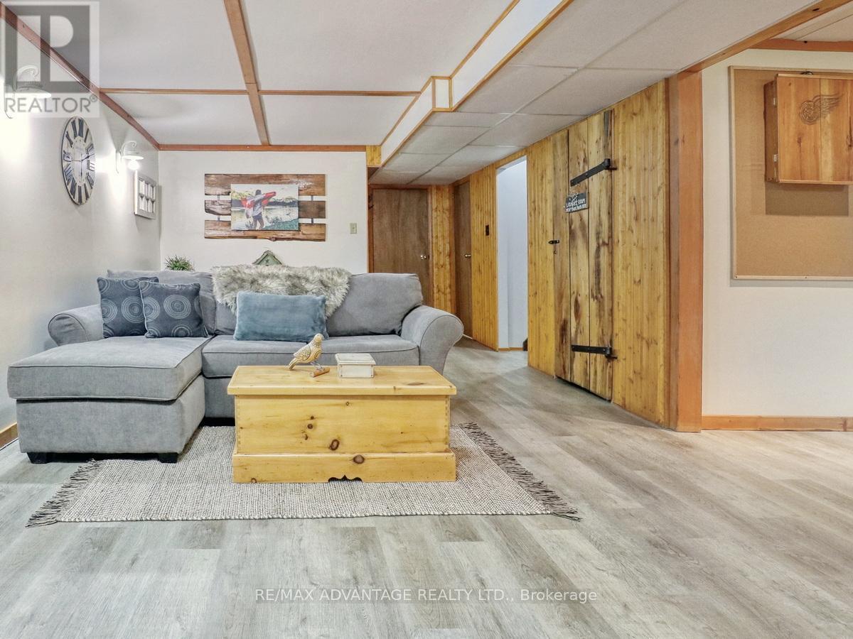 8 East Williams Street, North Middlesex (Nairn), ON - Indoor Photo Showing Living Room