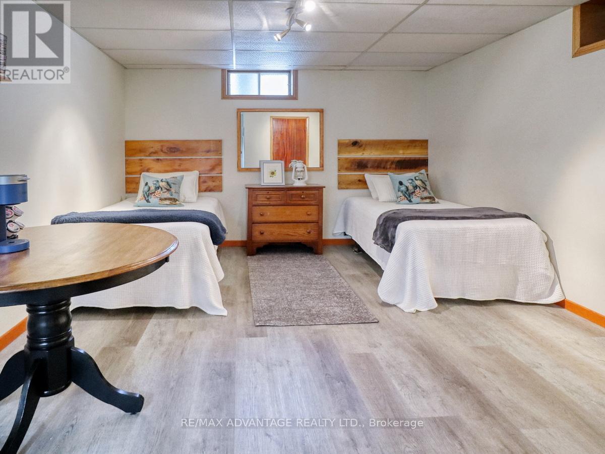 8 East Williams Street, North Middlesex (Nairn), ON - Indoor Photo Showing Bedroom