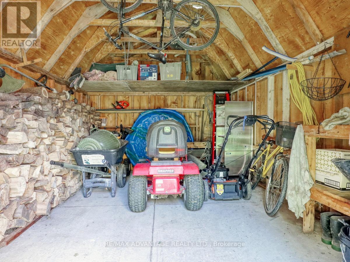 8 East Williams Street, North Middlesex (Nairn), ON - Indoor Photo Showing Garage
