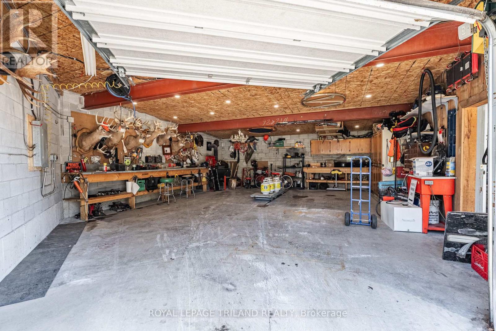 6058 Stone Church Road, Central Elgin (Union), ON - Indoor Photo Showing Garage
