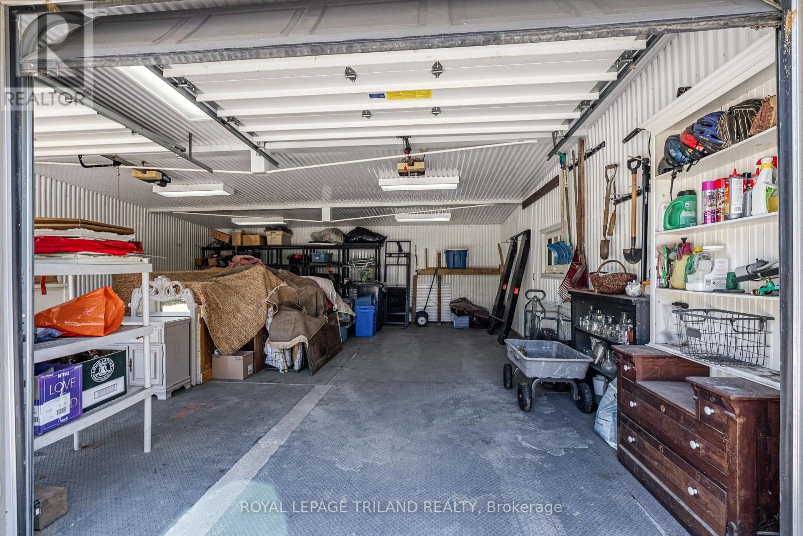 6058 Stone Church Road, Central Elgin (Union), ON - Indoor Photo Showing Garage