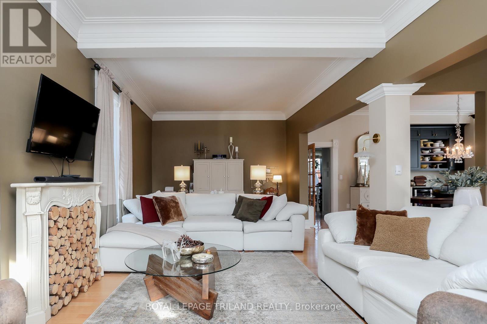 6058 Stone Church Road, Central Elgin (Union), ON - Indoor Photo Showing Living Room