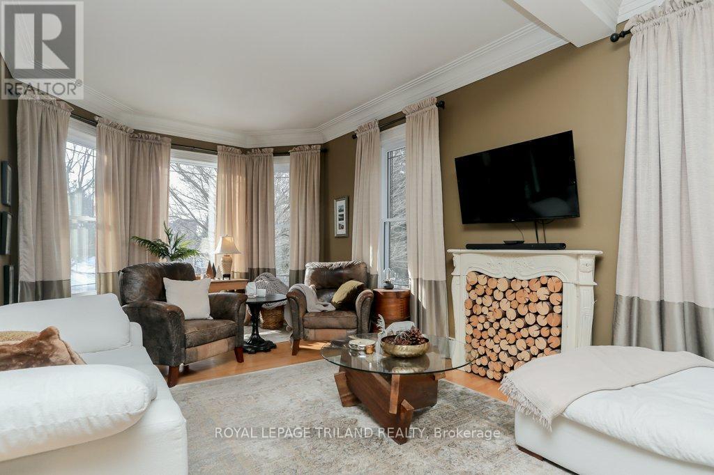 6058 Stone Church Road, Central Elgin (Union), ON - Indoor Photo Showing Living Room