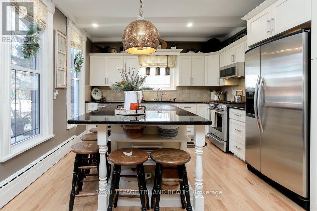 6058 Stone Church Road, Central Elgin (Union), ON - Indoor Photo Showing Kitchen With Upgraded Kitchen
