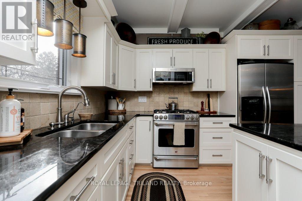 6058 Stone Church Road, Central Elgin (Union), ON - Indoor Photo Showing Kitchen With Double Sink With Upgraded Kitchen