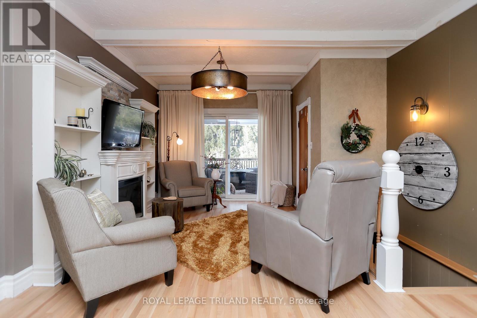 6058 Stone Church Road, Central Elgin (Union), ON - Indoor Photo Showing Living Room With Fireplace