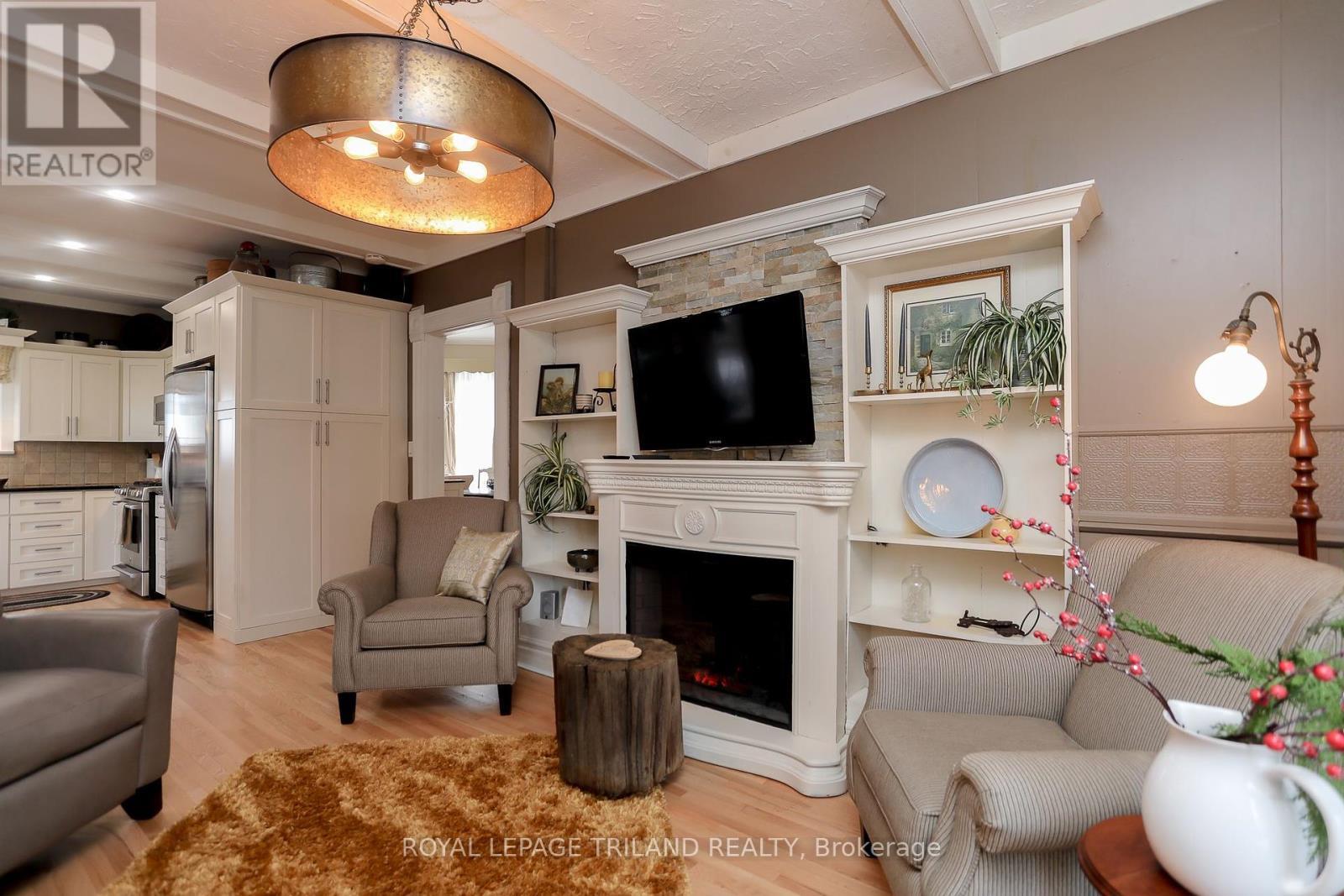 6058 Stone Church Road, Central Elgin (Union), ON - Indoor Photo Showing Living Room With Fireplace
