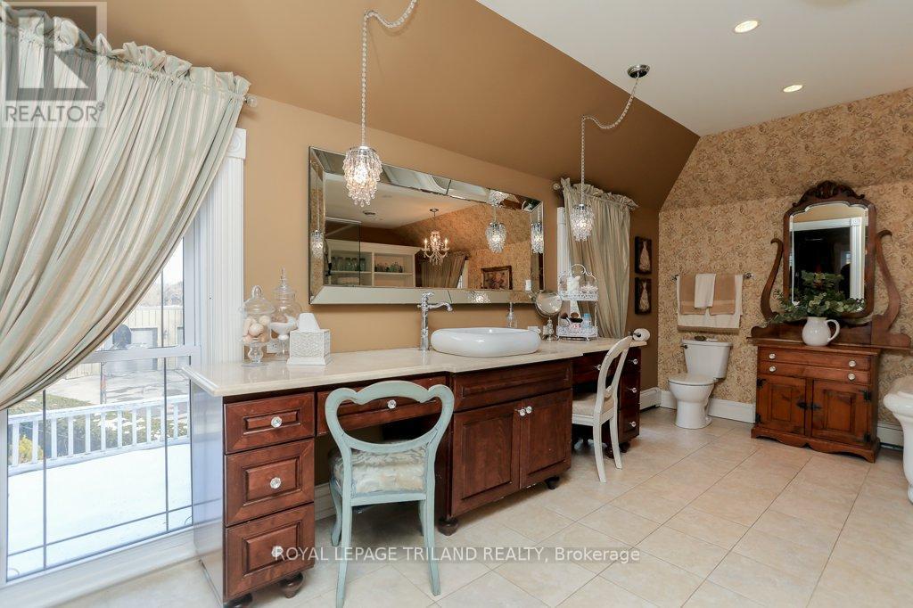 6058 Stone Church Road, Central Elgin (Union), ON - Indoor Photo Showing Bathroom