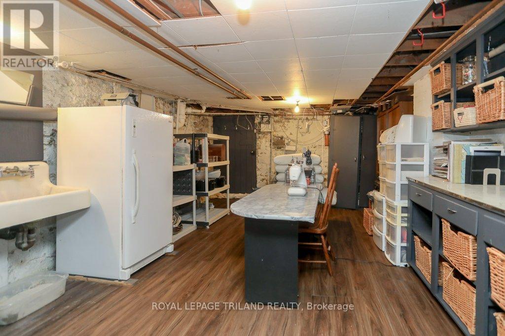 6058 Stone Church Road, Central Elgin (Union), ON - Indoor Photo Showing Kitchen