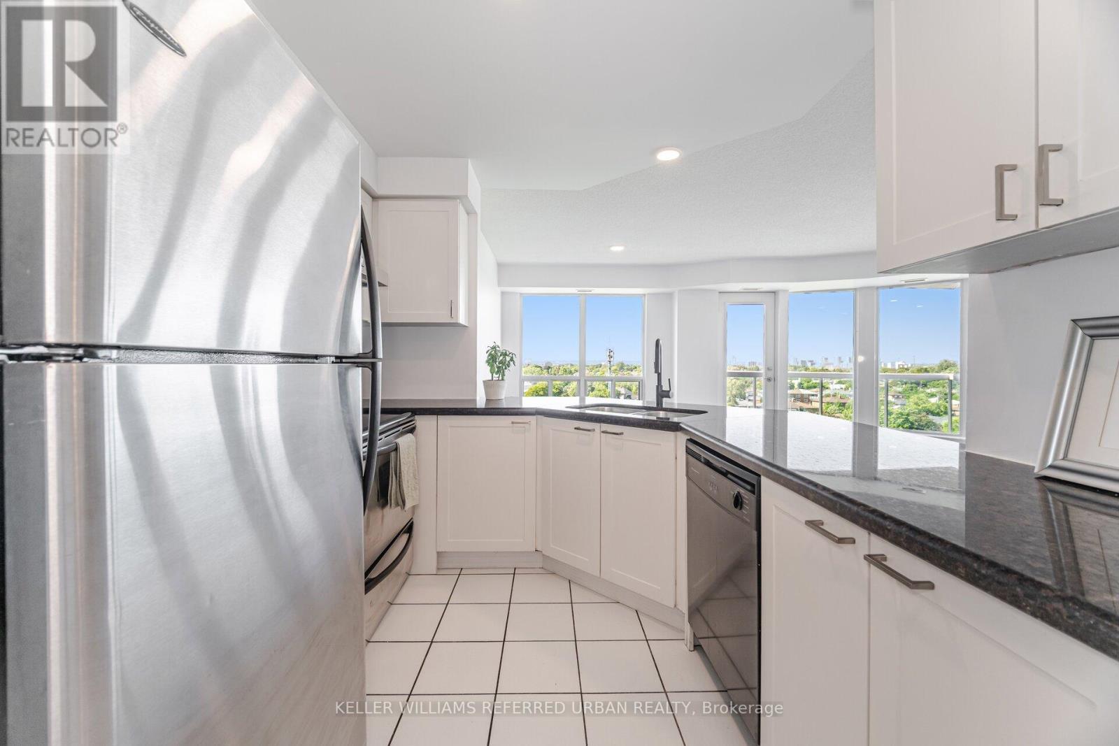 803 - 1030 Sheppard Avenue W, Toronto, ON - Indoor Photo Showing Kitchen With Upgraded Kitchen