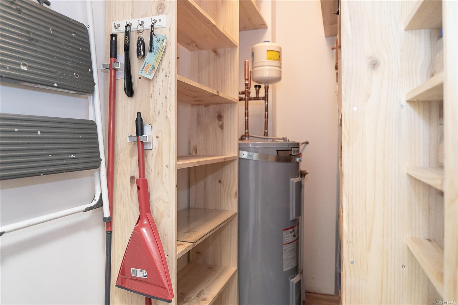206-5822 Garden St, Duncan, BC - Indoor Photo Showing Laundry Room