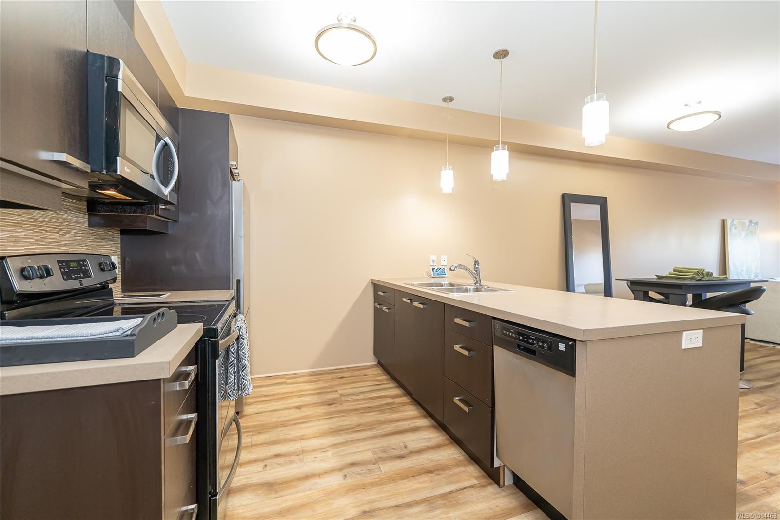 206-5822 Garden St, Duncan, BC - Indoor Photo Showing Kitchen With Double Sink