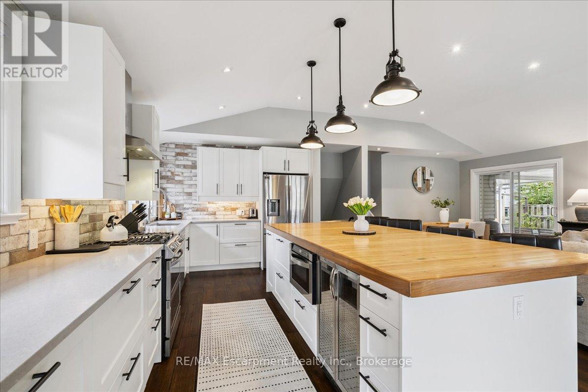 755 Parker Crescent, Burlington (Brant), ON - Indoor Photo Showing Kitchen With Upgraded Kitchen
