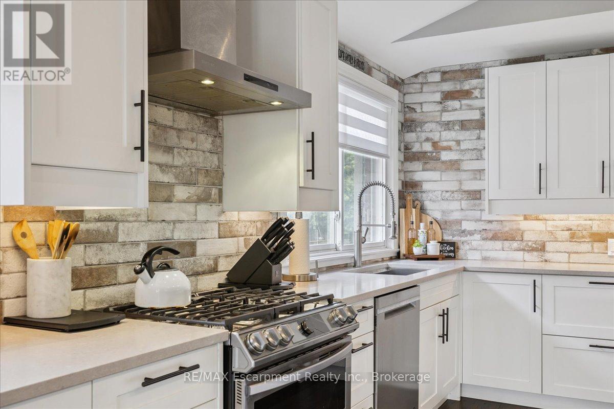 755 Parker Crescent, Burlington (Brant), ON - Indoor Photo Showing Kitchen With Upgraded Kitchen