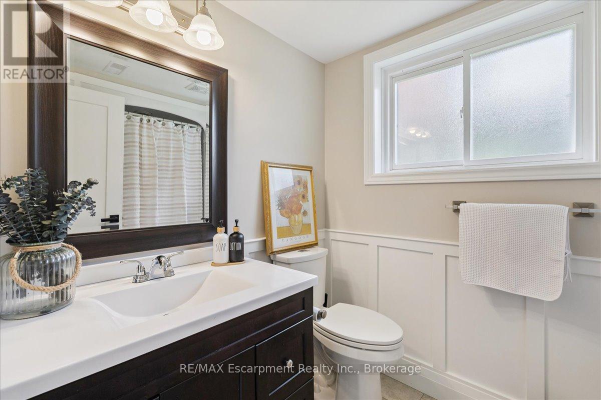 755 Parker Crescent, Burlington (Brant), ON - Indoor Photo Showing Bathroom