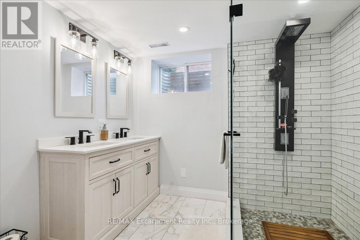 755 Parker Crescent, Burlington (Brant), ON - Indoor Photo Showing Bathroom