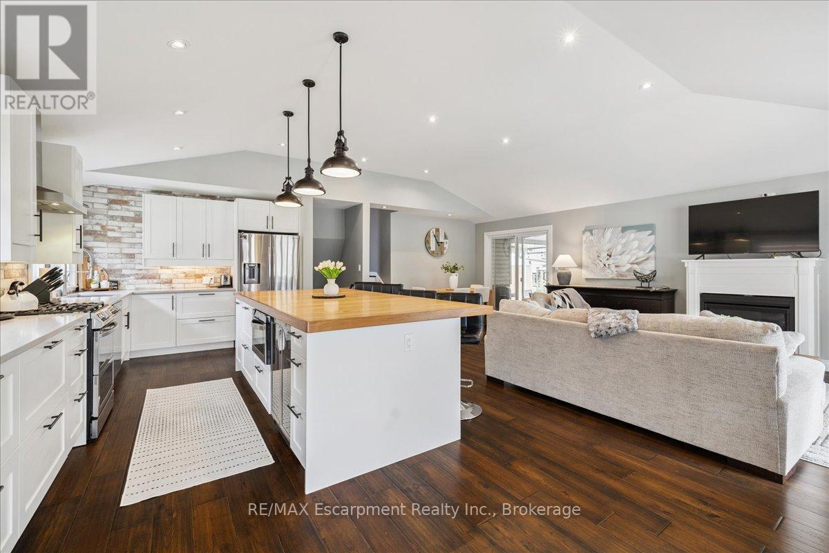 755 Parker Crescent, Burlington (Brant), ON - Indoor Photo Showing Kitchen With Upgraded Kitchen