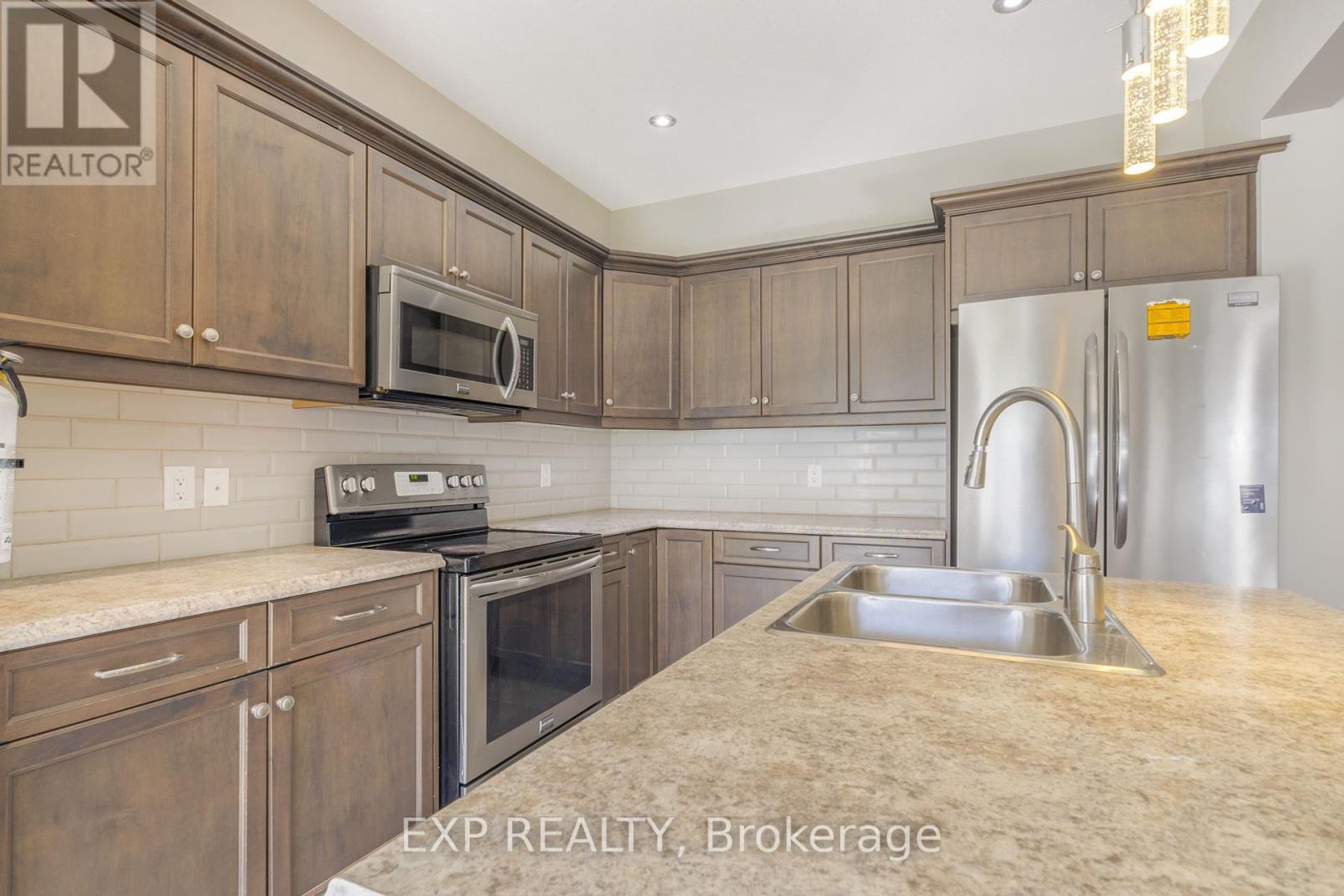 174 Winterberry Boulevard, Thorold, ON - Indoor Photo Showing Kitchen With Double Sink