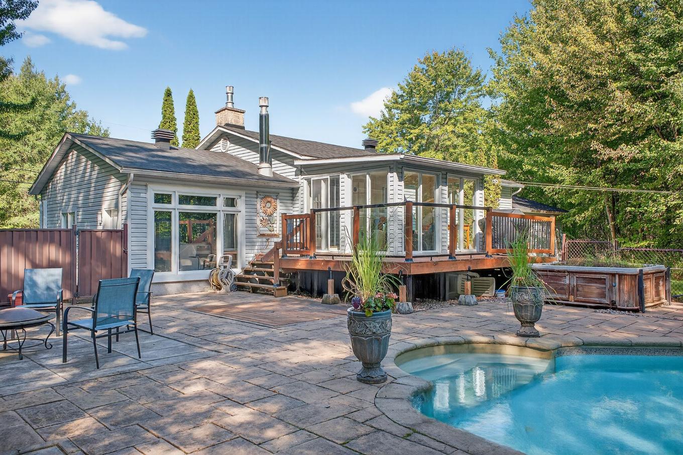 Terrasse - 208 Rue Des Cerfs, Farnham, QC - Outdoor With In Ground Pool With Deck Patio Veranda