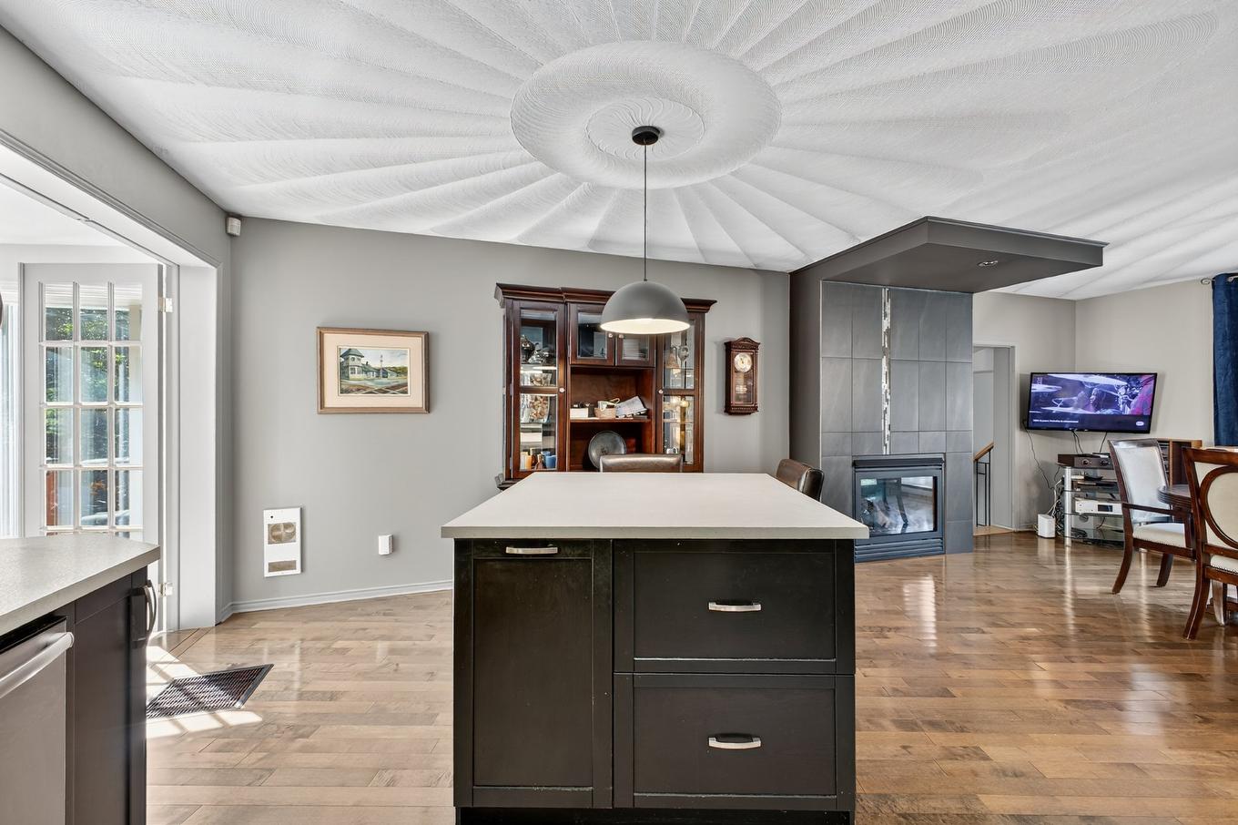 Cuisine - 208 Rue Des Cerfs, Farnham, QC - Indoor With Fireplace