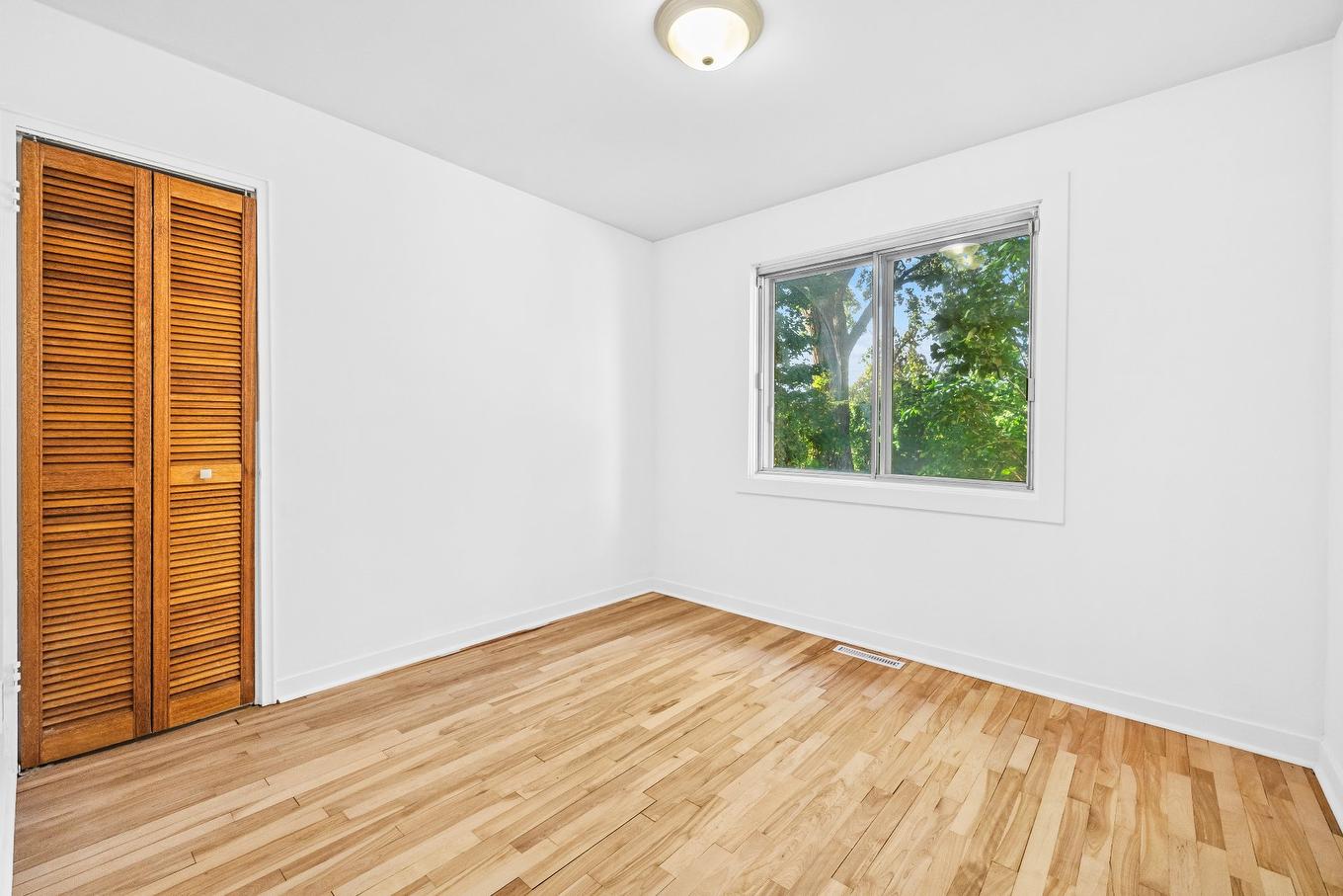 Bedroom - 20 Rue Émile, Laval (Laval-Des-Rapides), QC - Indoor Photo Showing Other Room