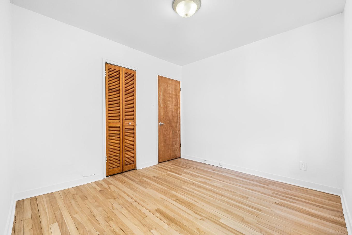 Bedroom - 20 Rue Émile, Laval (Laval-Des-Rapides), QC - Indoor Photo Showing Other Room