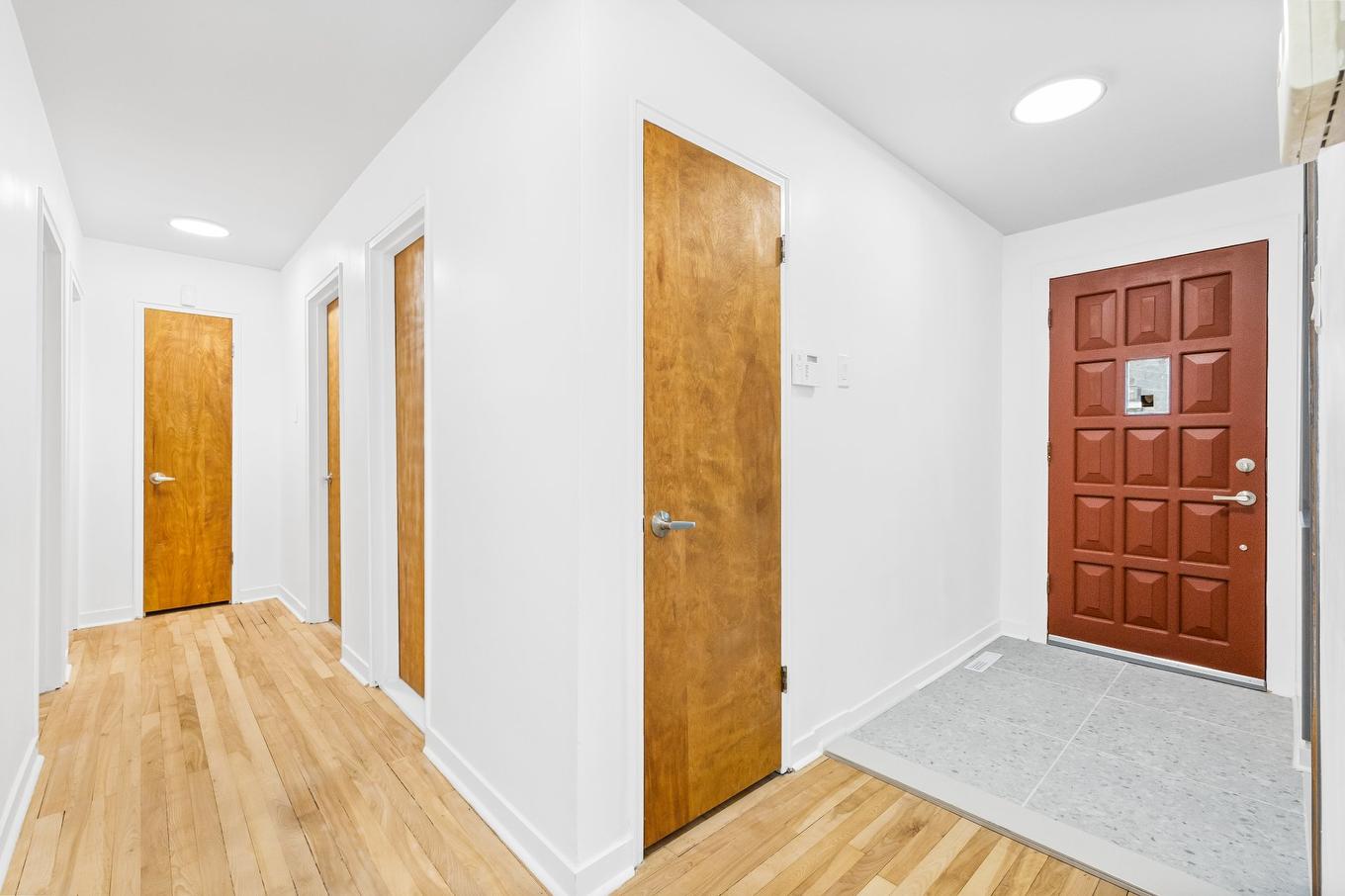 Hall - 20 Rue Émile, Laval (Laval-Des-Rapides), QC - Indoor Photo Showing Other Room