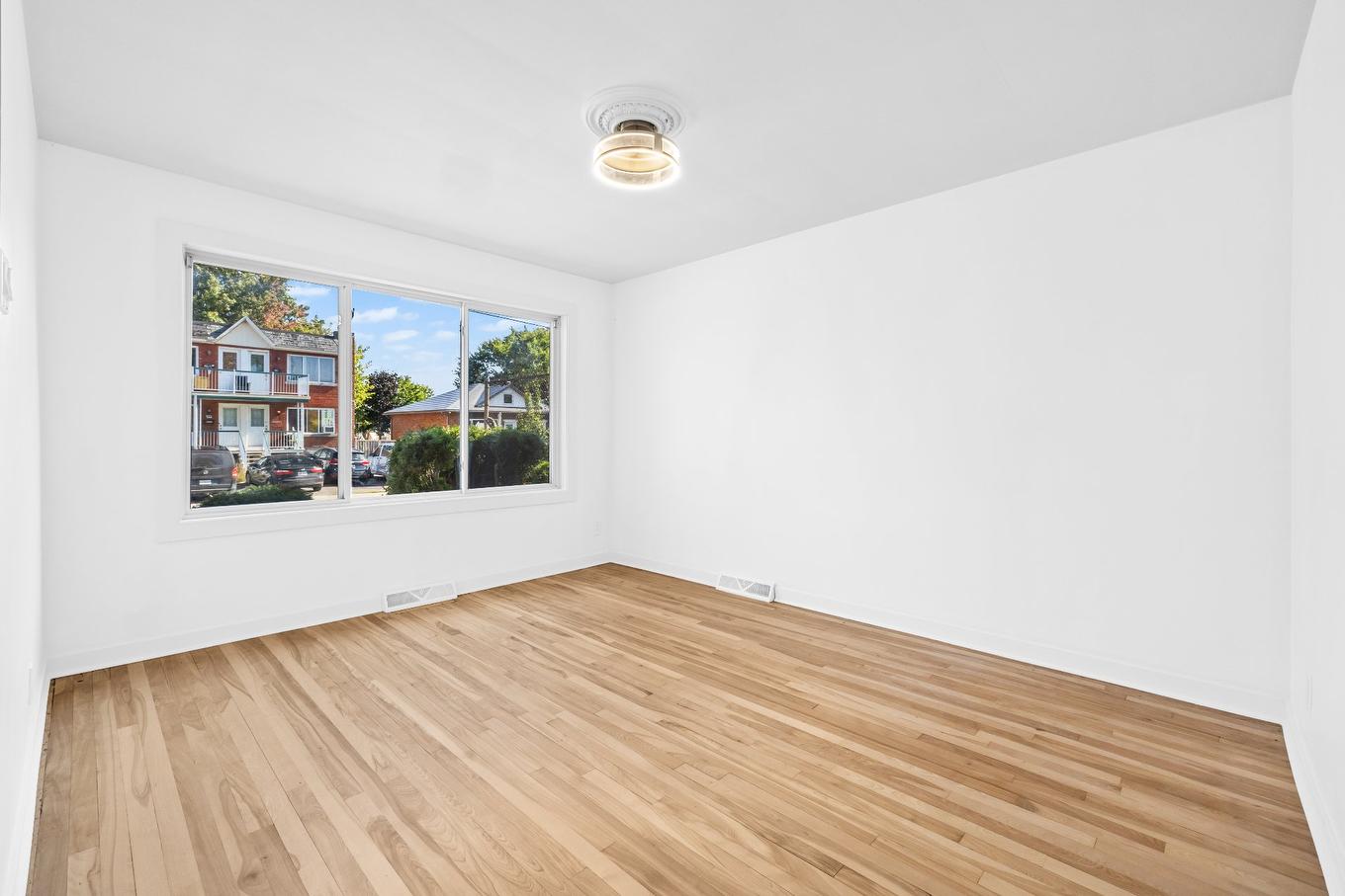 Living room - 20 Rue Émile, Laval (Laval-Des-Rapides), QC - Indoor