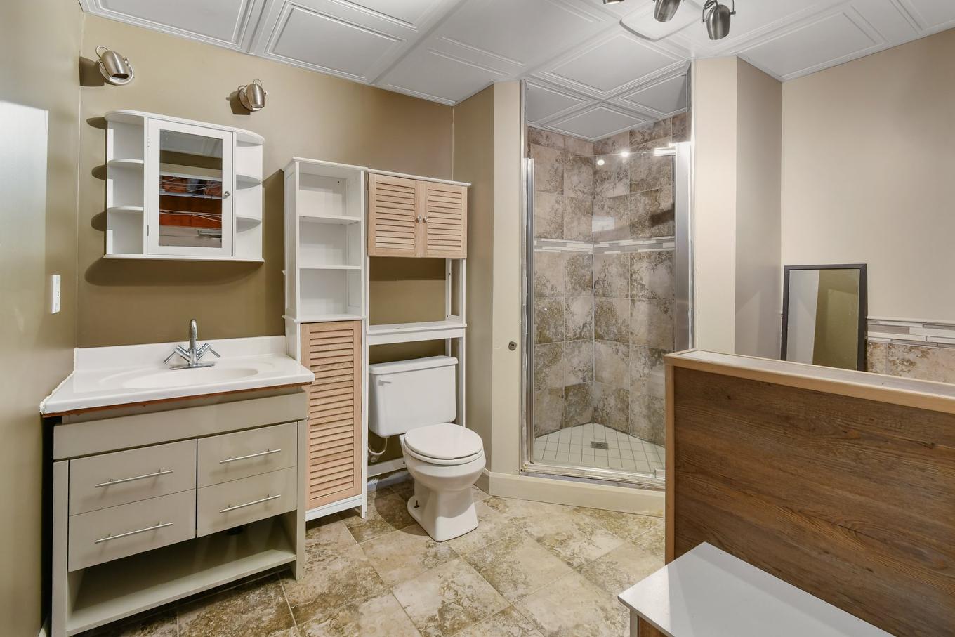 Bathroom - 165 Rue Evelyn, Longueuil (Greenfield Park), QC - Indoor Photo Showing Bathroom