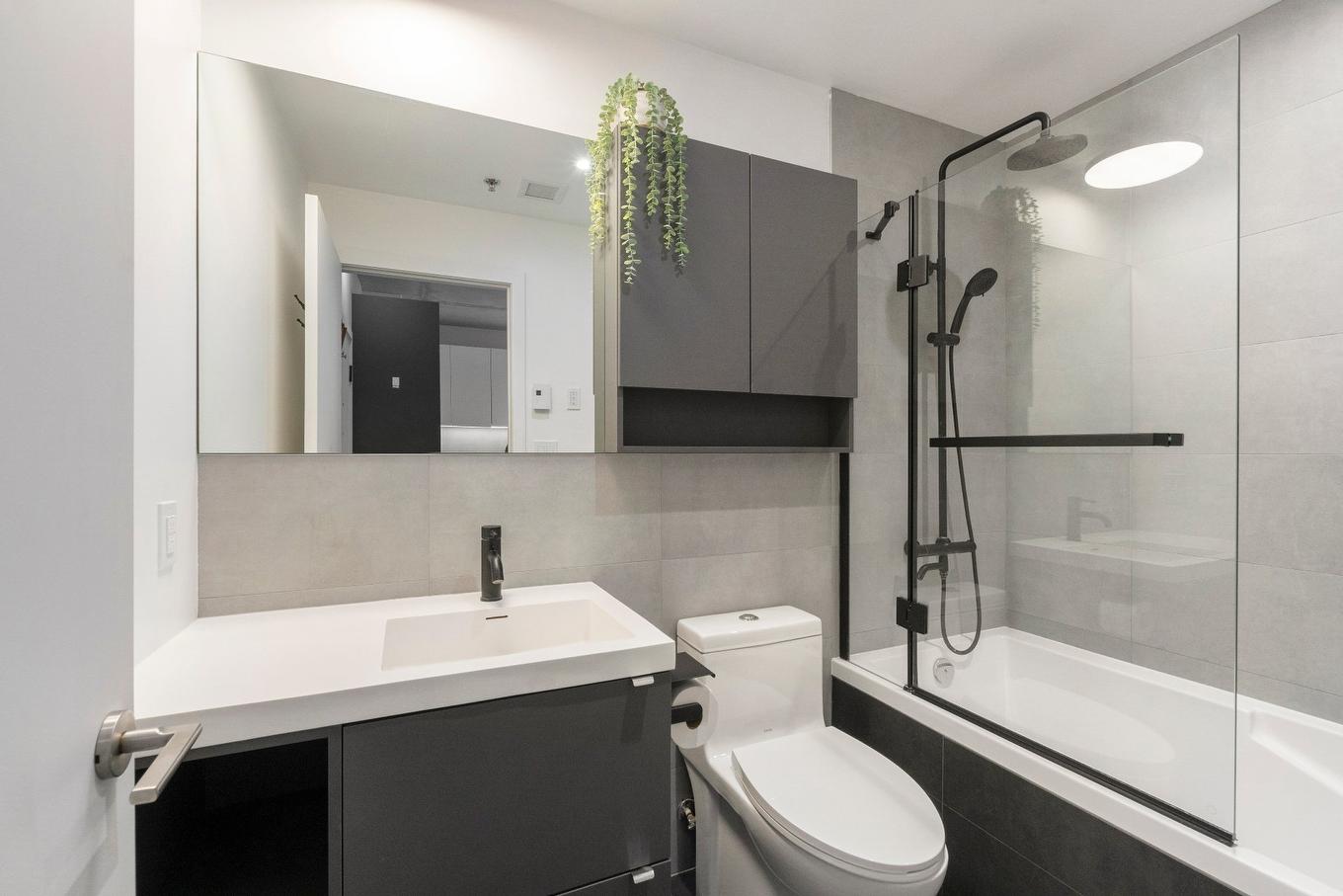 Bathroom - 429-2180 Rue Ste-Catherine E., Montréal (Ville-Marie), QC - Indoor Photo Showing Bathroom